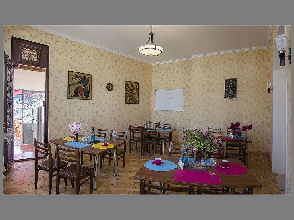 Griboedov Hostel & Suites Тбилиси Экстерьер фото