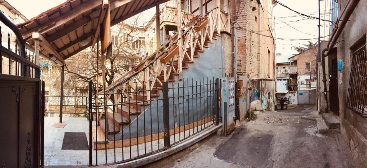 Griboedov Hostel & Suites Тбилиси Экстерьер фото